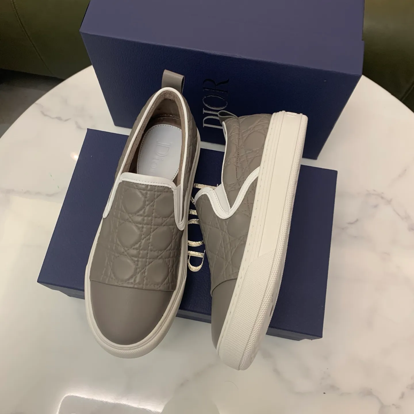 Men's men's shoes 💰400 [New style] 🧁🧁 Dior (velvet lining and leather lining are preferred when ordering) D's new product is on the market, full first-layer calfskin with embroidered classic diamond pattern D's craftsmanship, high-end and classy, ​​comfortable on the feet, versatile to wear, full of three-dimensional sense, available in 4 colors: black, coffee, gray and khaki, size: 39-44 (45 can be customized, cannot be returned)